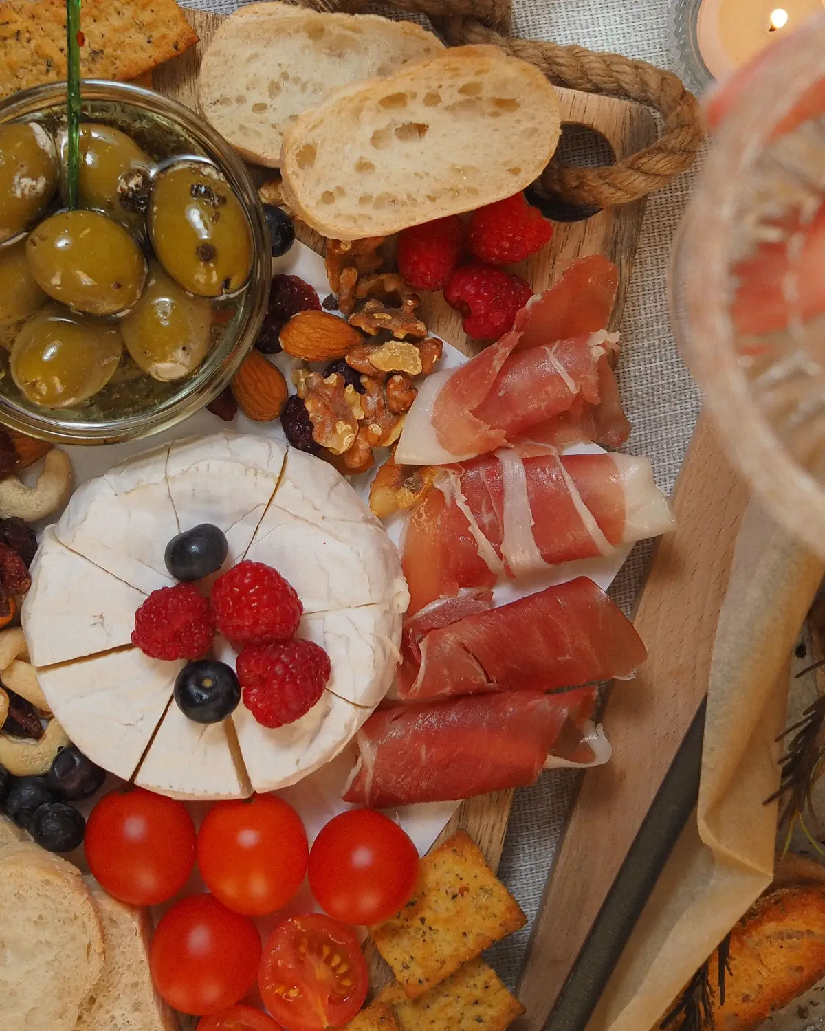 Planche de jambon cru, fromage, olives et pain de campagne