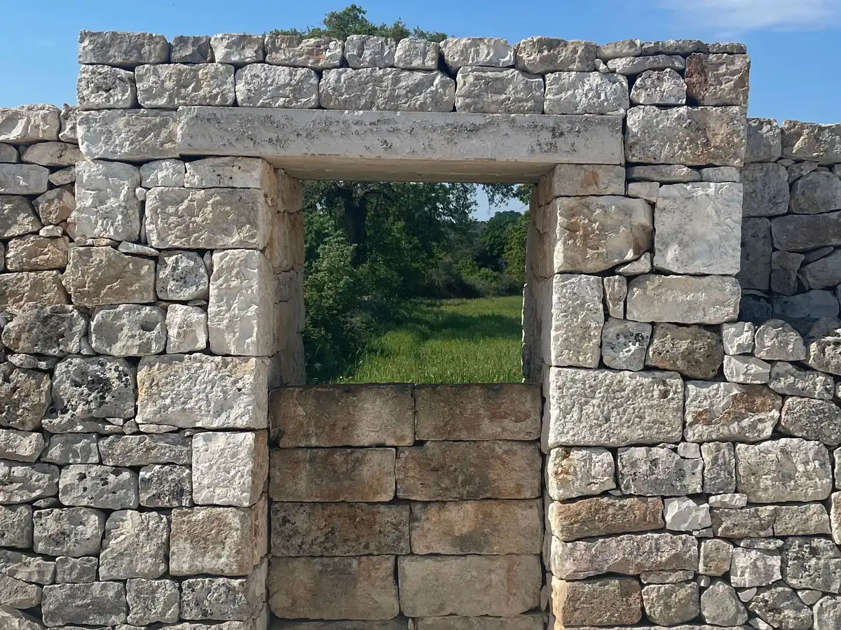 Mur en pierres sèches appareillées avec une ouverture à linteau de pierre